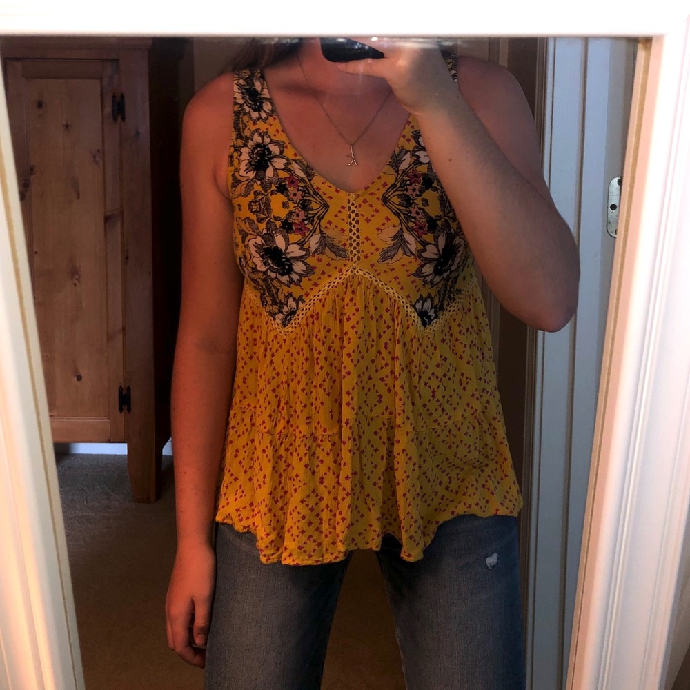 Francesca’s super cute yellow flowy top